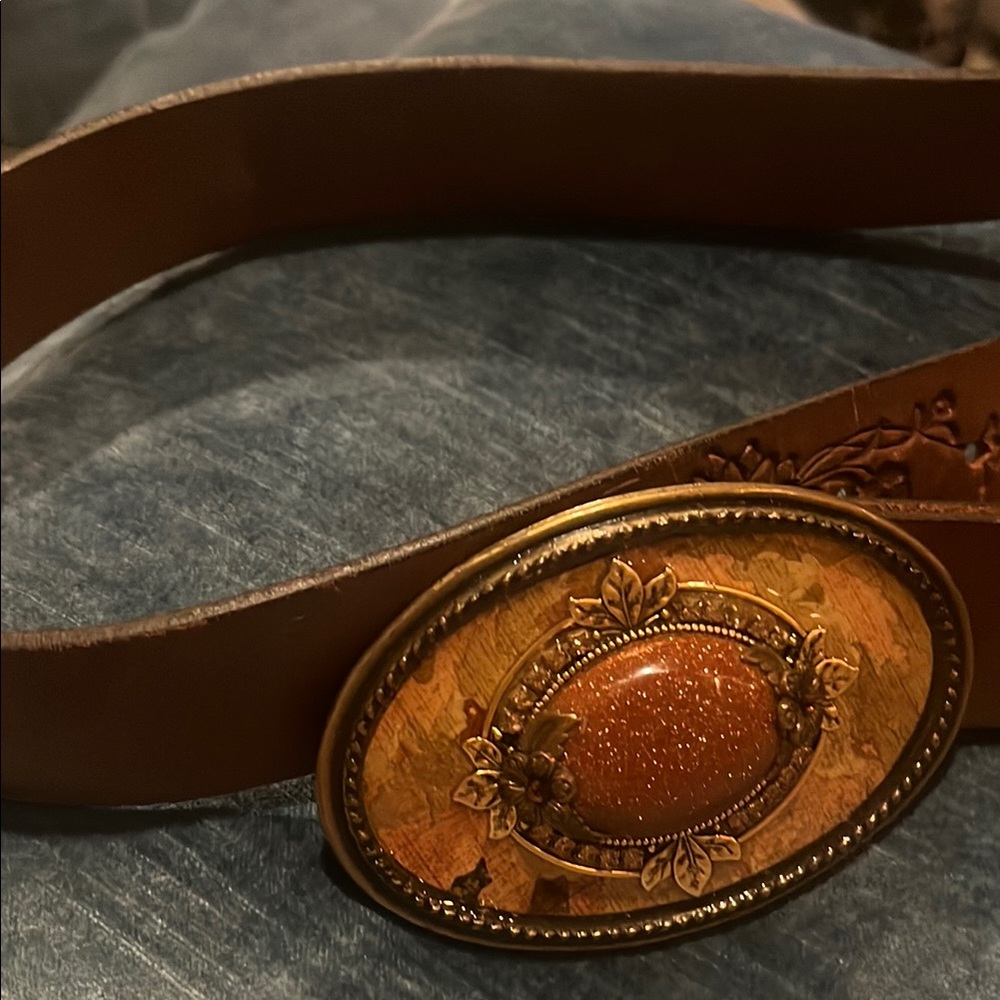 Filigree embossed brown Leather Belt with two interchangeable belt buckles - Picture 15 of 16
